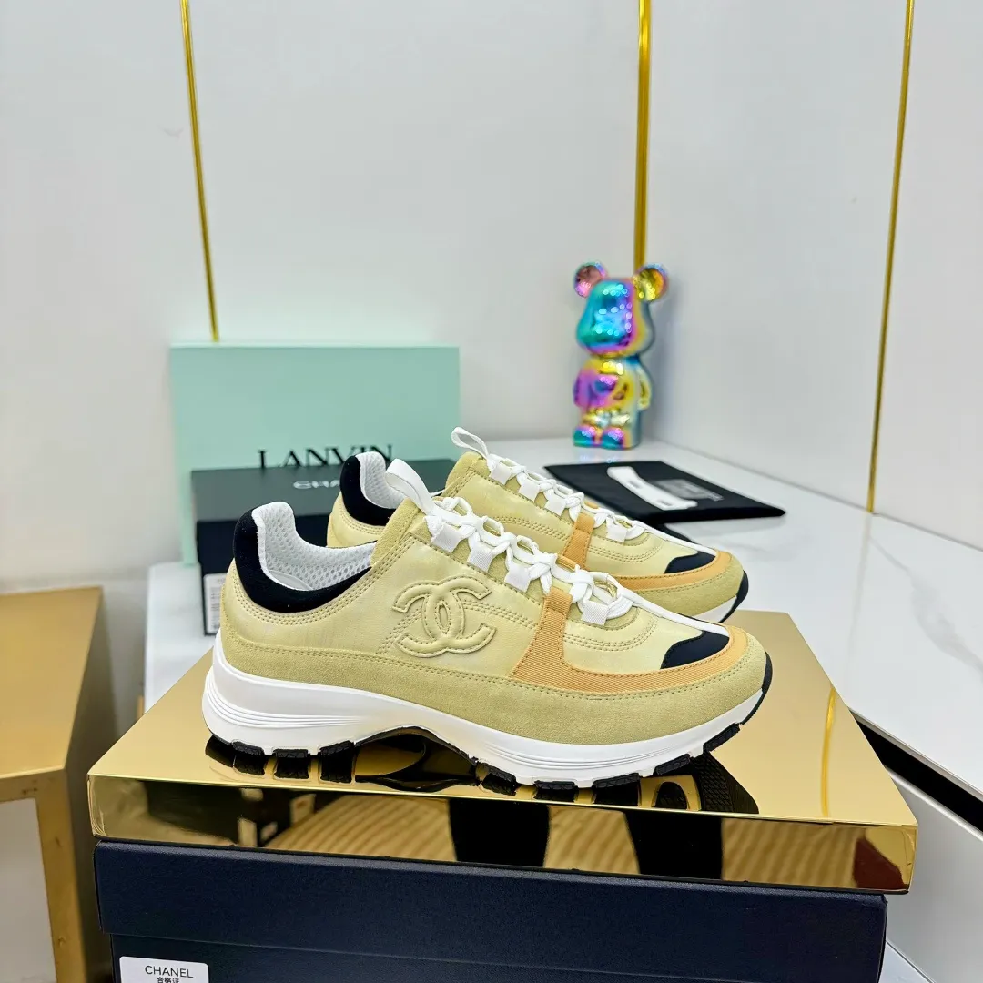 👟👟Ex-factory price 600👟👟High quality! ! ! CHANEL Chanel 25A latest thick-soled casual sports shoes. The counter is synchronized. The counter is very popular. It is a shoe that is very difficult to buy. The most popular thick-soled casual shoes on the Internet. As you can imagine, the most popular thick-soled casual shoes can not be missed. It has both good looks and comfort. Simple and versatile. The thick sole increases the height and is super versatile. Whoever wears it will look better. Upper: cowhide stitching. Lining: breathable mesh. Outsole: TPU original outsole. Size: 35-41 👉